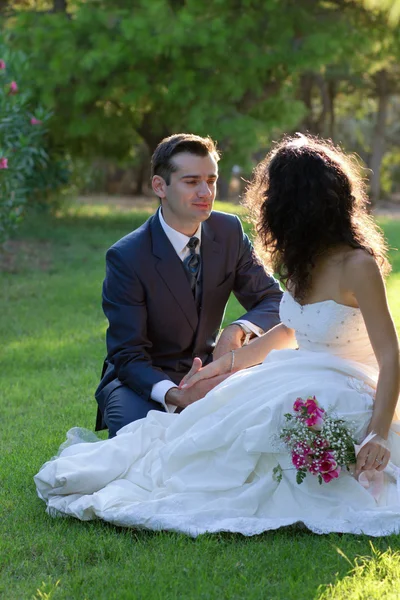 Jeune couple dans le parc après le mariage — Photo