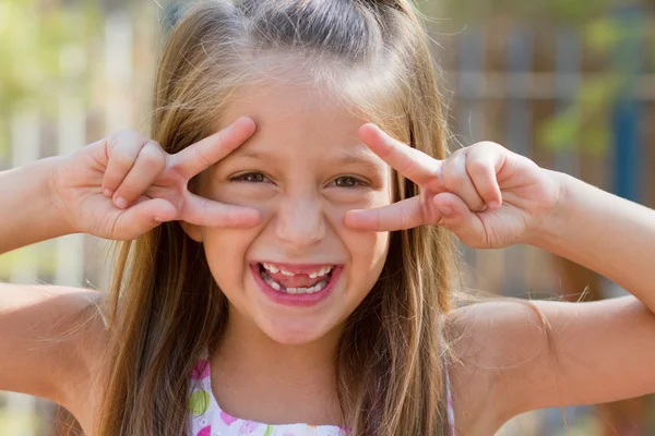 Grappig meisje op de speelplaats — Stockfoto