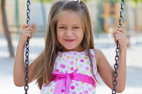 Маленькая девочка, качающаяся в парке — стоковое фото