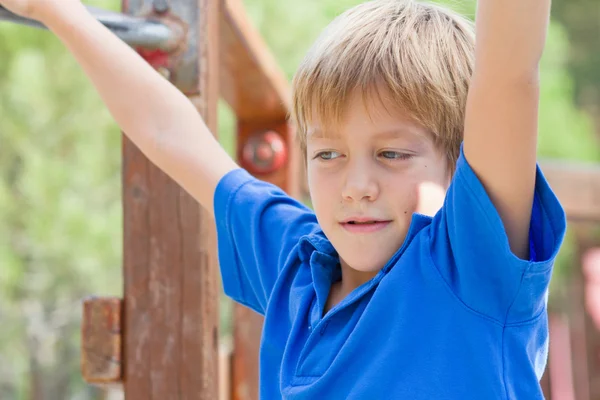 Niño en el patio de recreo — Foto de Stock