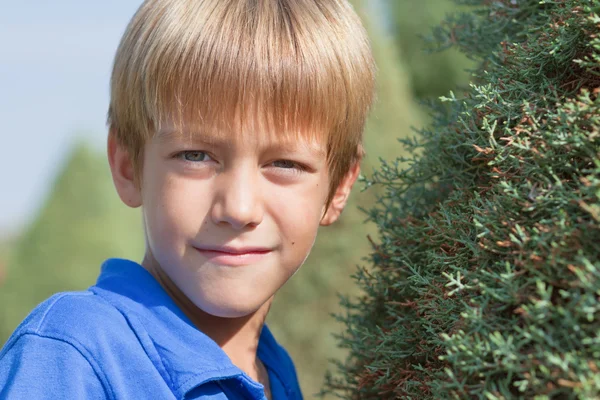 Young boy in the park — Stock Photo, Image