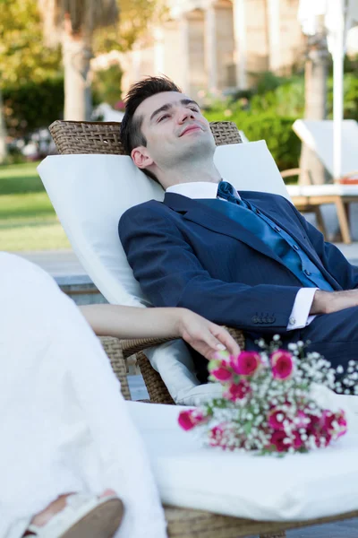 年轻的丈夫坐在一起幸福的微笑 — 图库照片