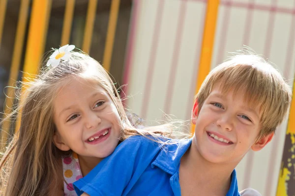 Niedliche kleine Kinder Freunde — Stockfoto