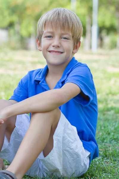 Happy little boy in the green park — Stock Photo, Image