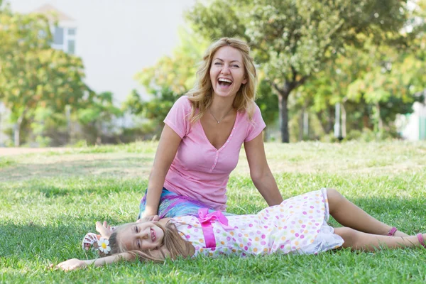 Mamá y su hija en el parque — Foto de Stock