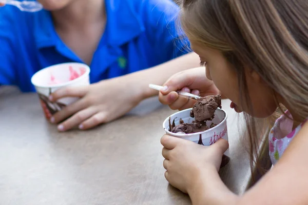 Niños pequeños comiendo helado —  Fotos de Stock