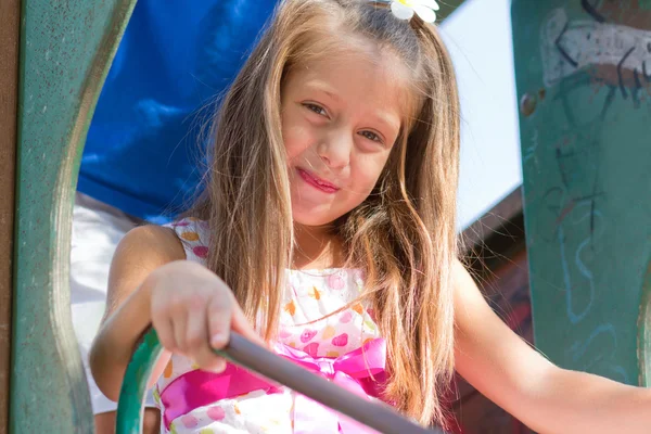 Küçük kız parkta bir slaytta — Stok fotoğraf