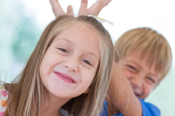 Lindos niños amigos — Foto de Stock