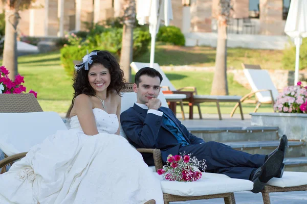 Felice giovane coppia dopo il matrimonio — Foto Stock