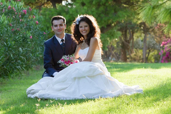 Jovem casal no parque após o casamento — Fotografia de Stock