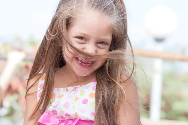 Engraçado menina sem dentes ao ar livre — Fotografia de Stock