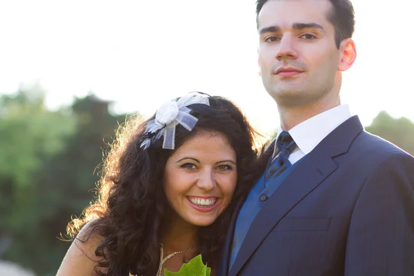 Apenas casado feliz jovem casal — Fotografia de Stock