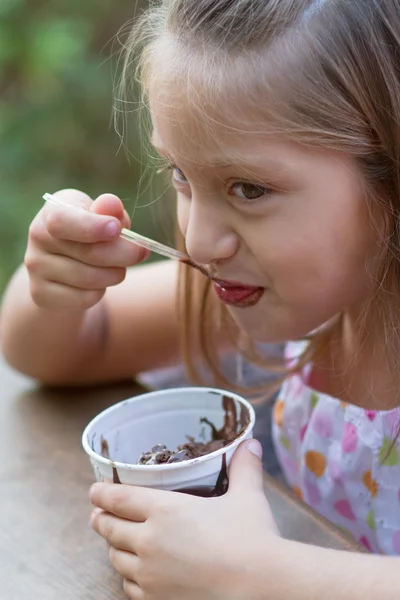 Funny little girl eats ice-cream — Stock Photo, Image