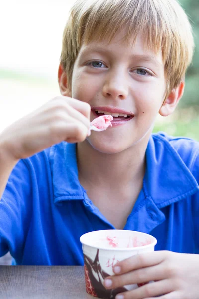 Funny little boy eats ice-cream — Stock Photo, Image