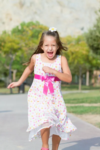 Morsom liten jente som løper i parken – stockfoto