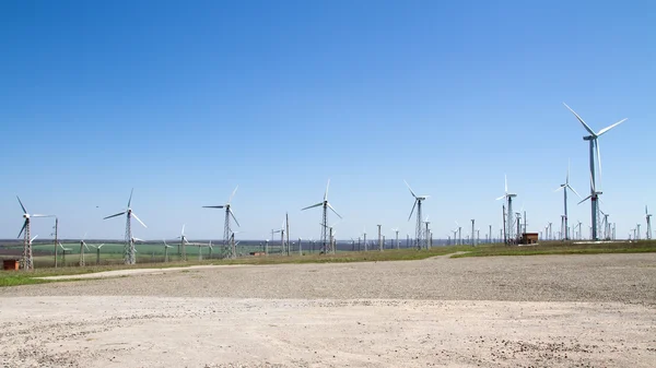 Вітрові турбіни, що генерують електрику — стокове фото