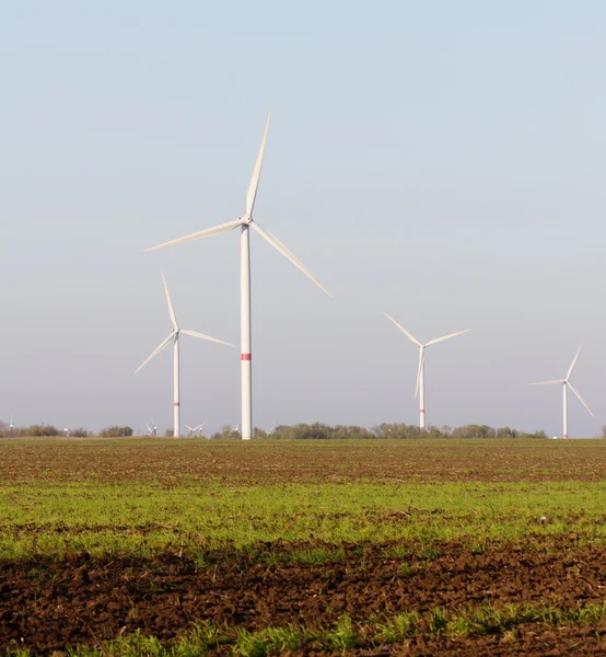 Вітрові турбіни, що генерують електрику — стокове фото