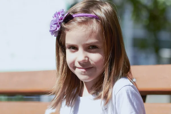 Cute little girl outdoors in summer — Stock Photo, Image