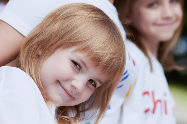 Schattige kleine meisjes met hun moeder buitenshuis — Stockfoto