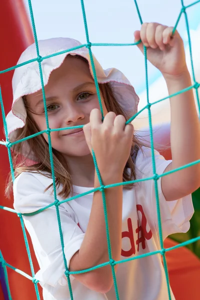 Petite fille mignonne dans un château sautant — Photo