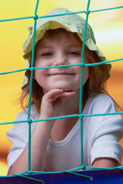 Söt liten flicka i en hoppande slott — Stockfoto