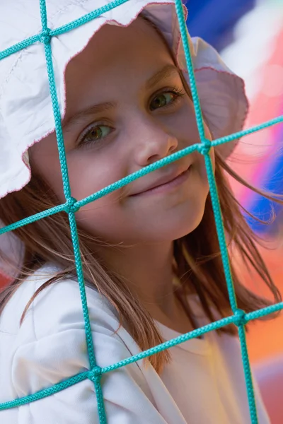 Roztomilá holčička v skákací hrad — Stock fotografie