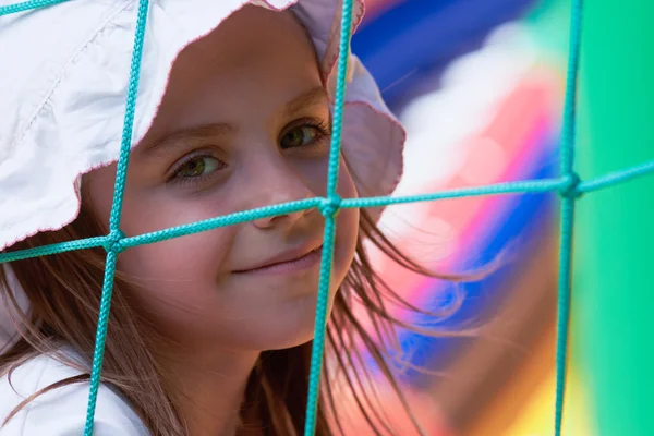 Roztomilá holčička v skákací hrad — Stock fotografie