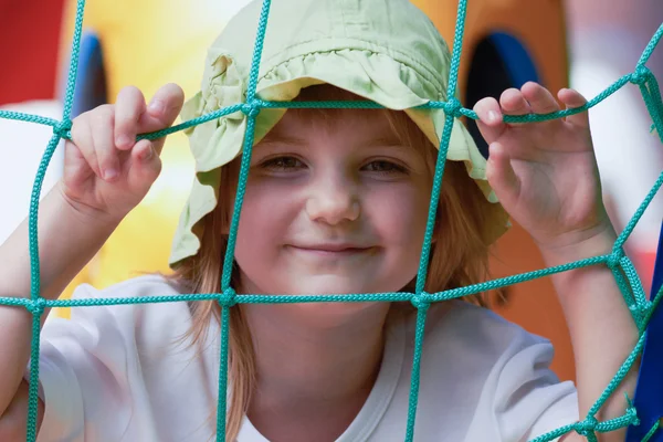 Petite fille mignonne dans un château sautant — Photo