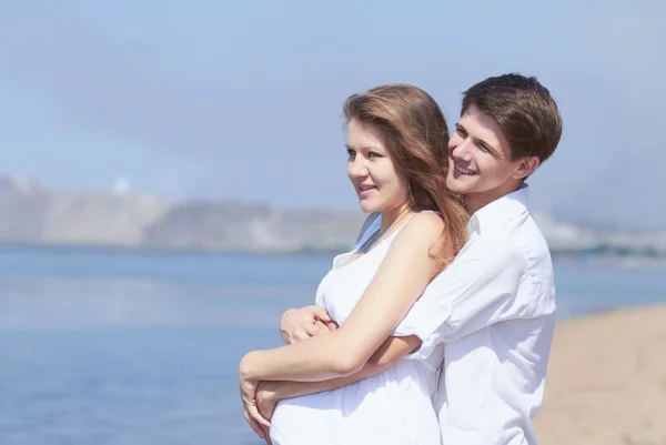 Chica embarazada feliz y su marido cariñoso —  Fotos de Stock