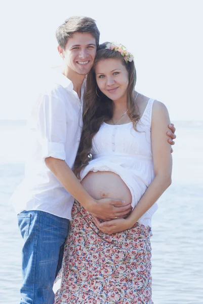 Glücklich schwangeres Mädchen und ihr liebender Ehemann — Stockfoto