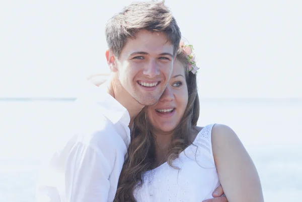 Feliz jovem casal na praia — Fotografia de Stock