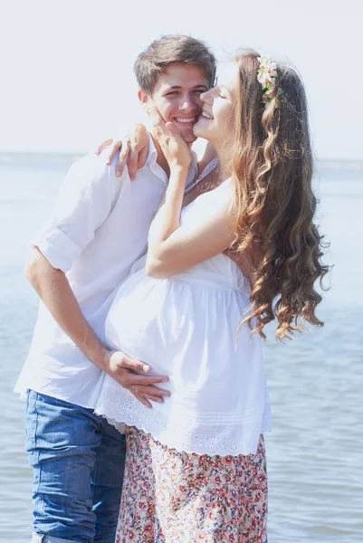 Chica embarazada feliz y su marido cariñoso — Foto de Stock