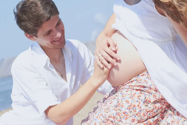 Feliz joven marido y su esposa embarazada —  Fotos de Stock