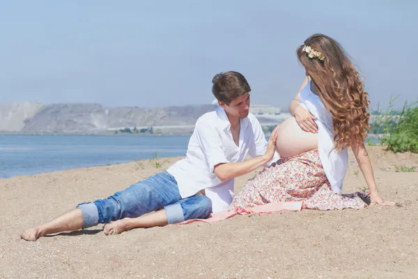 Heureuse fille enceinte et son mari aimant — Photo