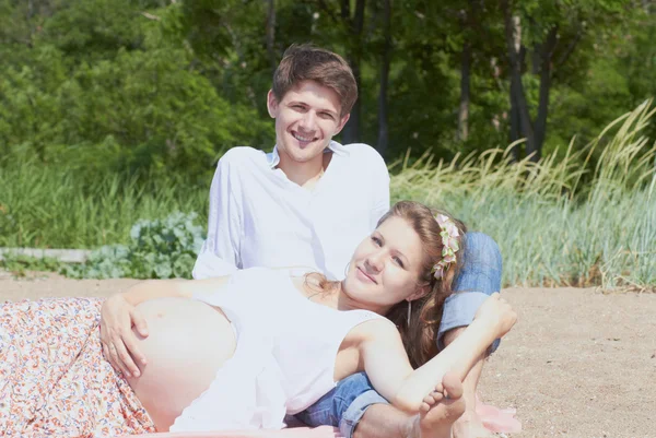 Glücklich schwangeres Mädchen und ihr liebender Ehemann — Stockfoto