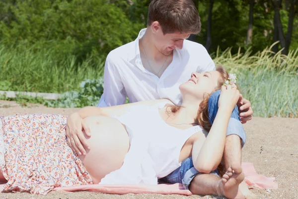 Gelukkig zwangere meisje en haar liefhebbende echtgenoot — Stockfoto