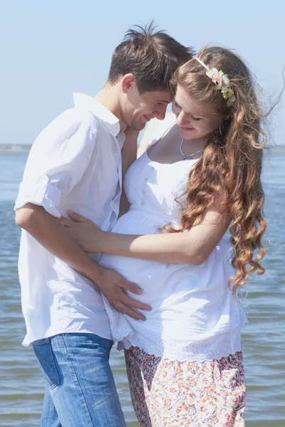 Glad gravid flicka och hennes kärleksfull make — Stockfoto