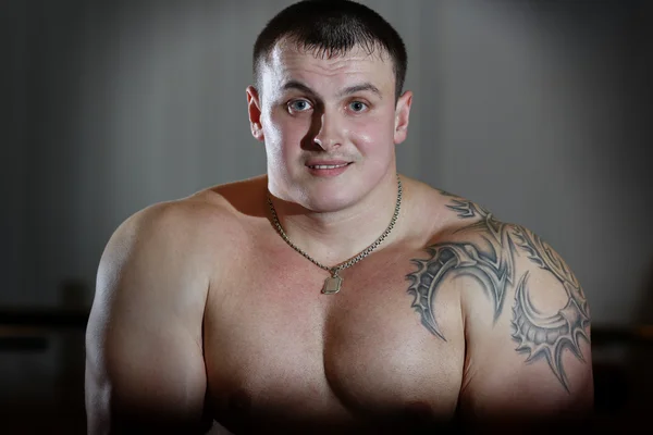 Retrato de levantador de pesas con tatuaje — Foto de Stock