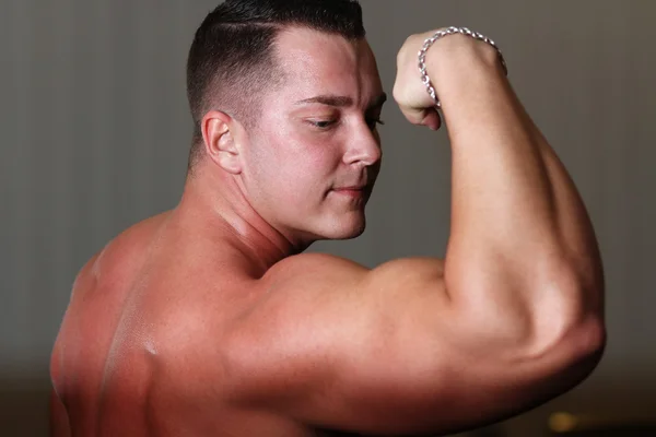 Powerlifter tonen zijn biceps — Stockfoto