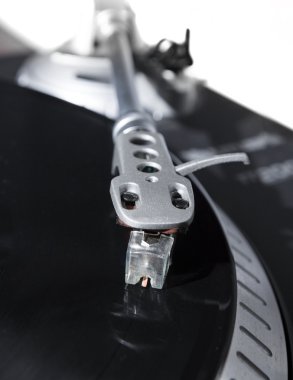 Vinil rekor müzik ile oynarken pikap