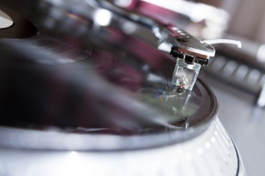 Vinil rekor müzik ile oynarken pikap
