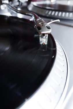 Vinil rekor müzik ile oynarken pikap