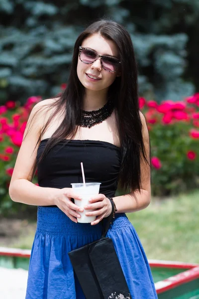 Menina adolescente com um milkshake no dia de verão — Fotografia de Stock