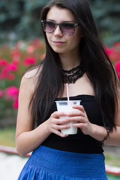 Tiener meisje met een milkshake op zomerdag — Stockfoto