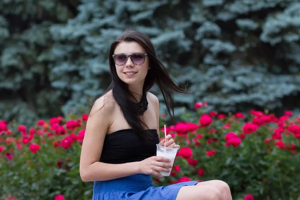 Teen ragazza con un frullato il giorno d'estate — Foto Stock