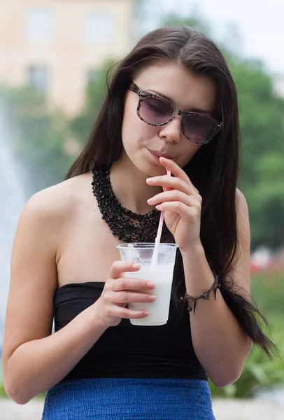 Teen ragazza con un frullato il giorno d'estate — Foto Stock