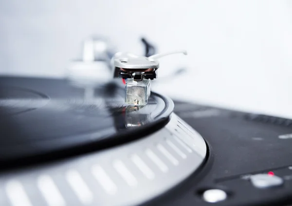 Giradiscos tocando disco de vinilo con música —  Fotos de Stock