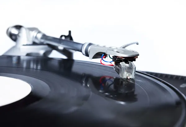 Giradiscos tocando disco de vinilo con música —  Fotos de Stock