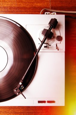 Vinil rekor müzik ile oynarken pikap