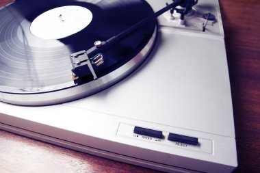 Vinil rekor müzik ile oynarken pikap